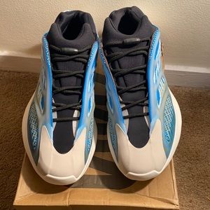 Yeezy 700 v3